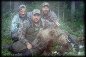 David Burdette (center) of Kodiak, TN with his Brown Bear. Tony Mudd of NV (left), David Beeler (right).
